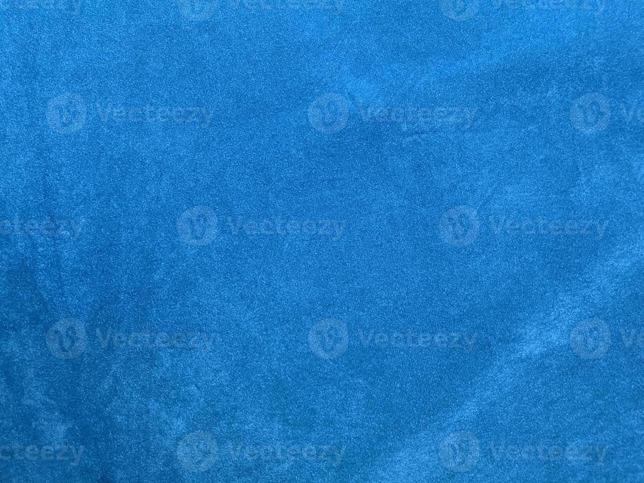 textura de tela de terciopelo azul claro utilizada como fondo. fondo de tela azul claro vacío de material textil suave y liso. hay espacio para el texto. foto