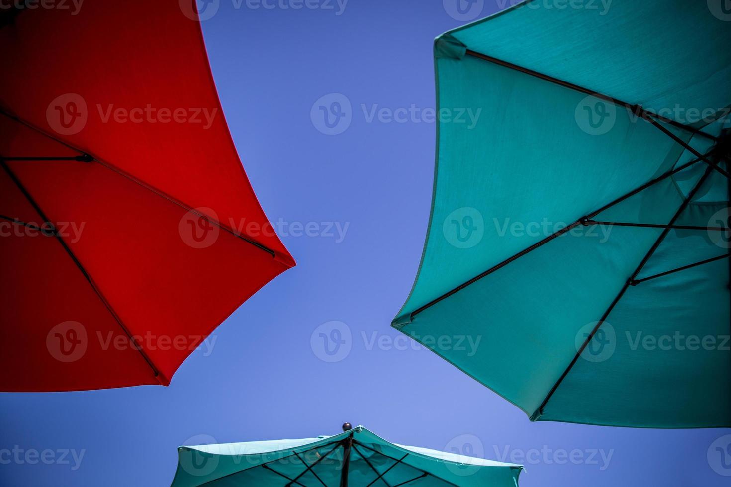 vibrante trío de paraguas foto