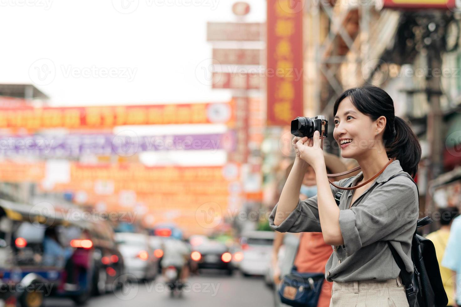 joven asiático mujer mochila viajero disfrutando China pueblo calle comida mercado en bangkok, tailandia viajero comprobación fuera lado calles foto