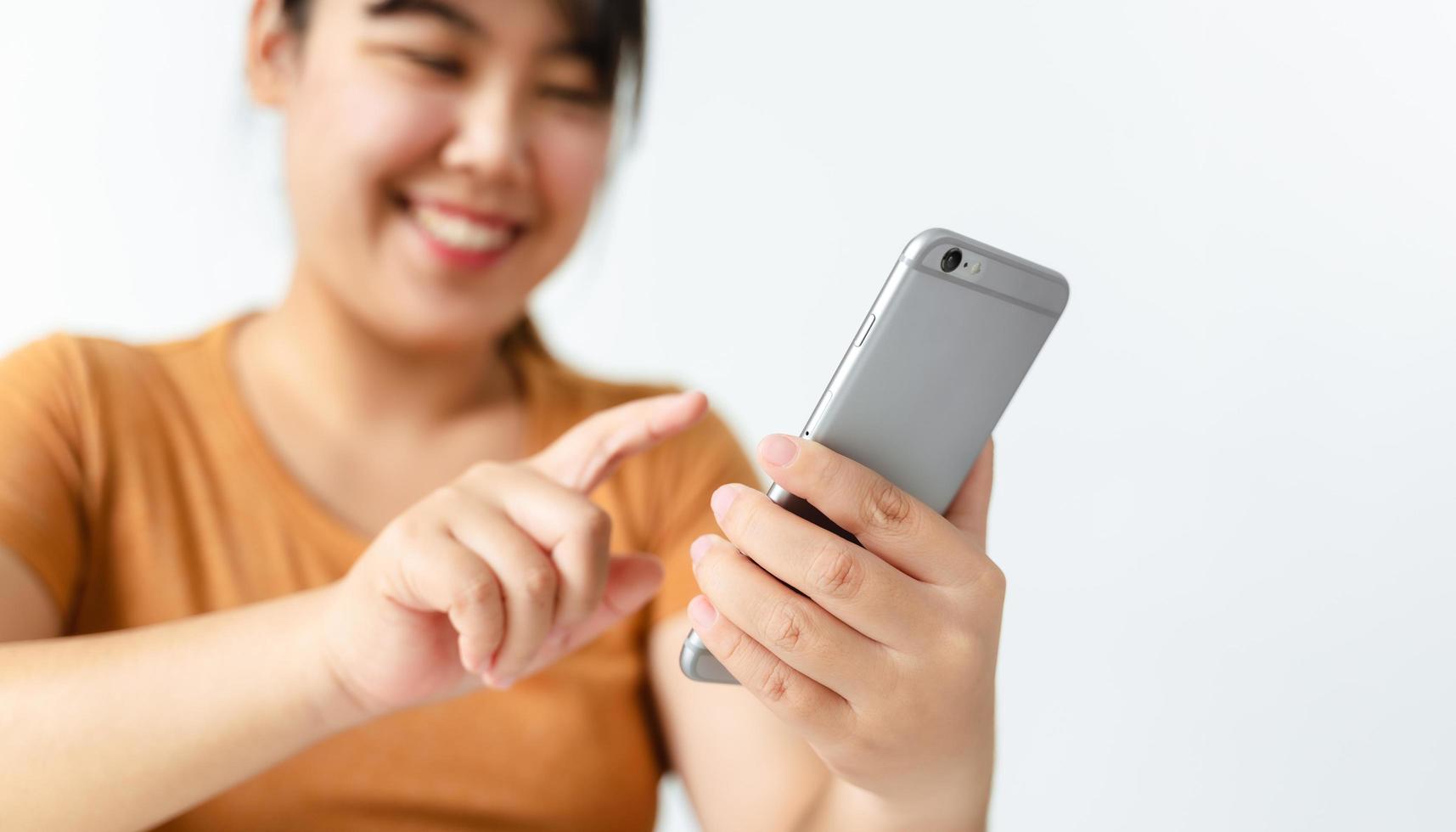 mujer asiática joven que usa el teléfono inteligente escribiendo, charlando conversación. red social, concepto de tecnología foto