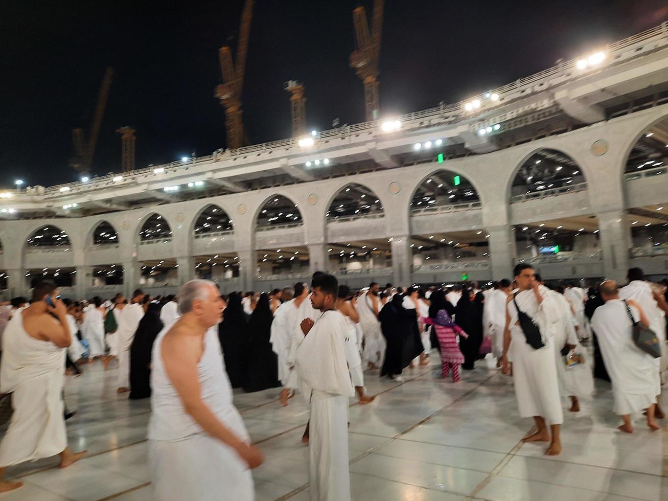 la meca, saudi arabia, marzo 2023 - durante el mes de ramadán, peregrinos desde todas terminado el mundo realizar tawaf alrededor el kabah a el masjid al haram en la meca.. foto