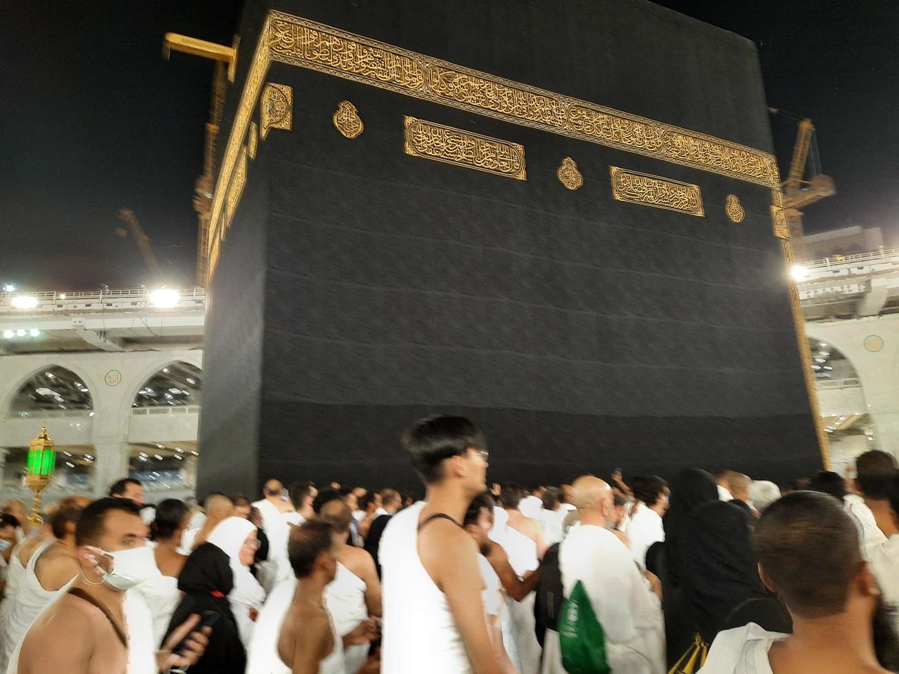 la meca, saudi arabia, marzo 2023 - durante el mes de ramadán, peregrinos desde todas terminado el mundo realizar tawaf alrededor el kabah a el masjid al haram en la meca.. foto