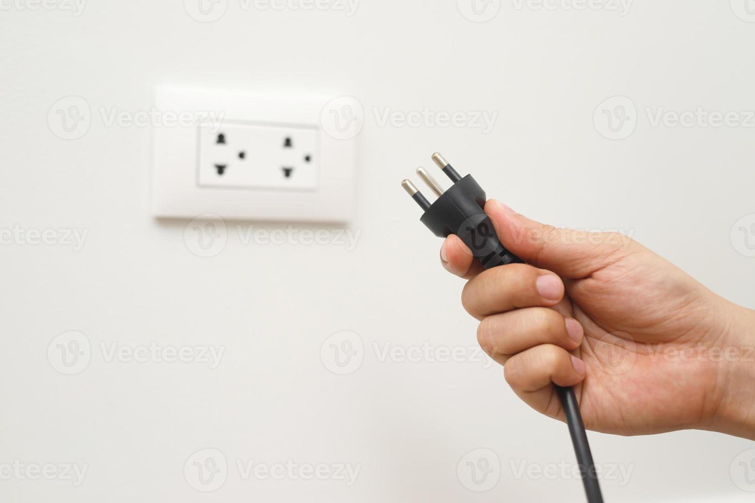 Enchufes de electrodomésticos llenos de todos los enchufes o enchufes juntos. debido al riesgo de provocar un cortocircuito debido al alto calor acumulado en los cables. foto