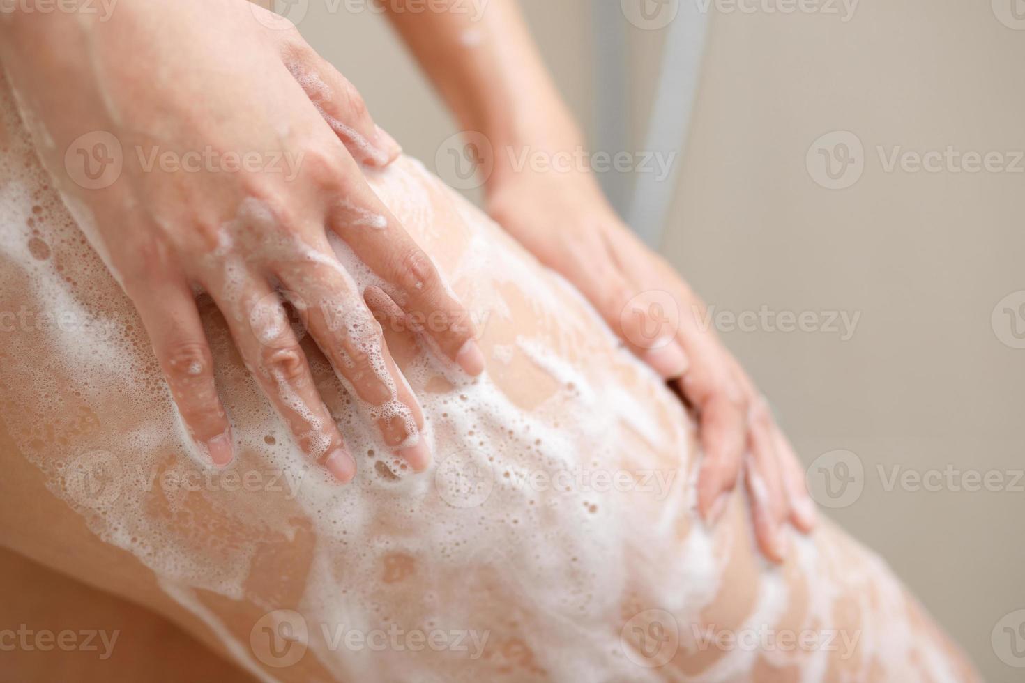 mujer utilizar líquido jabón a ducha a ayuda eliminar bacterias foto