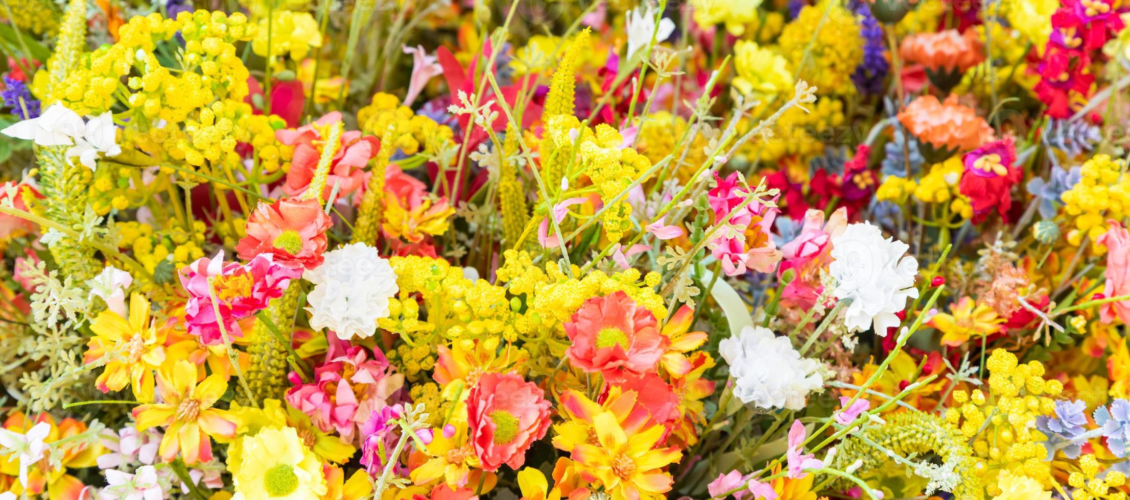 mercado de flores vintage en la calle pública - estilo retro cottagecore. foto