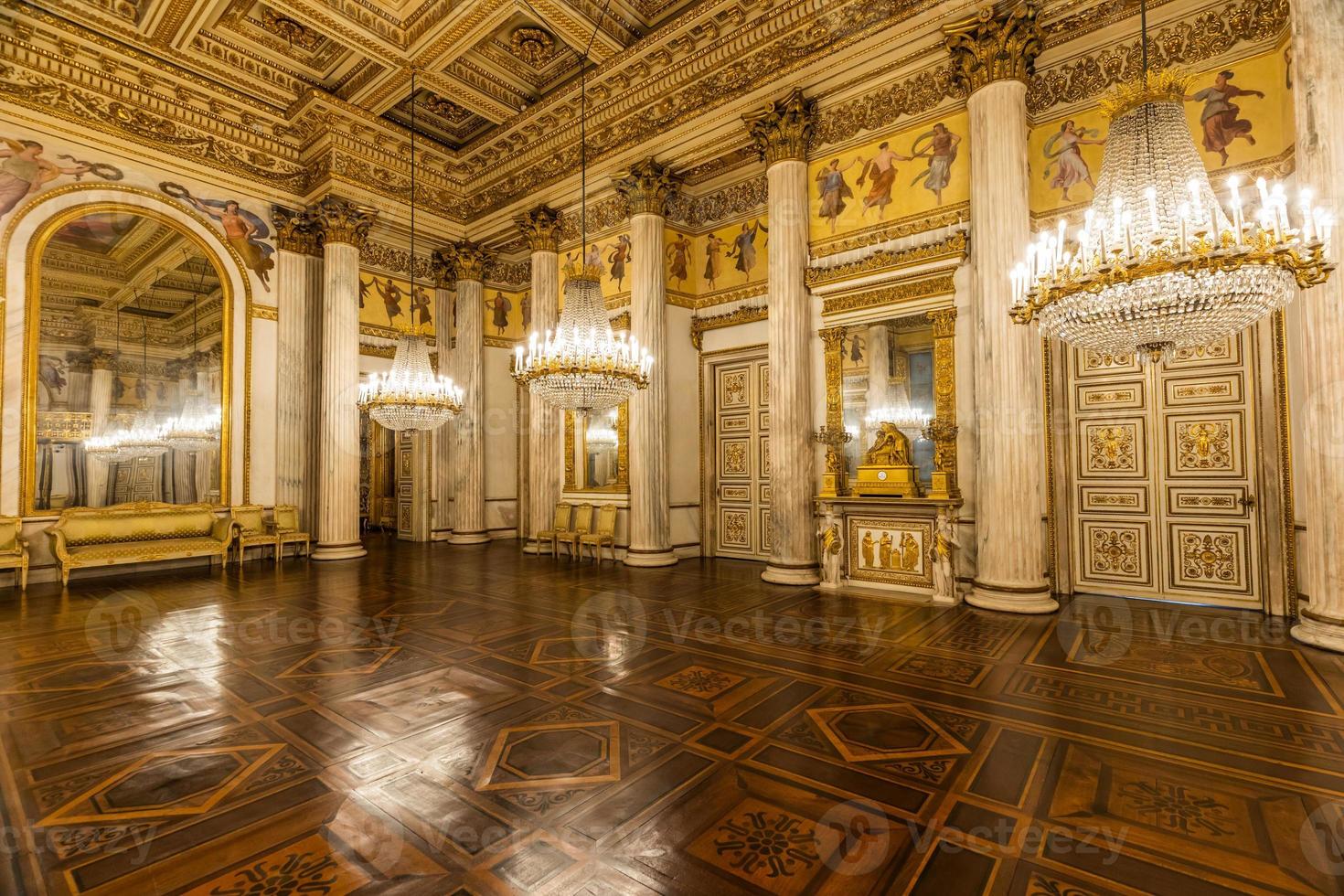 turín, Italia - romántico antiguo salón de baile interior en real palacio, 1842. foto