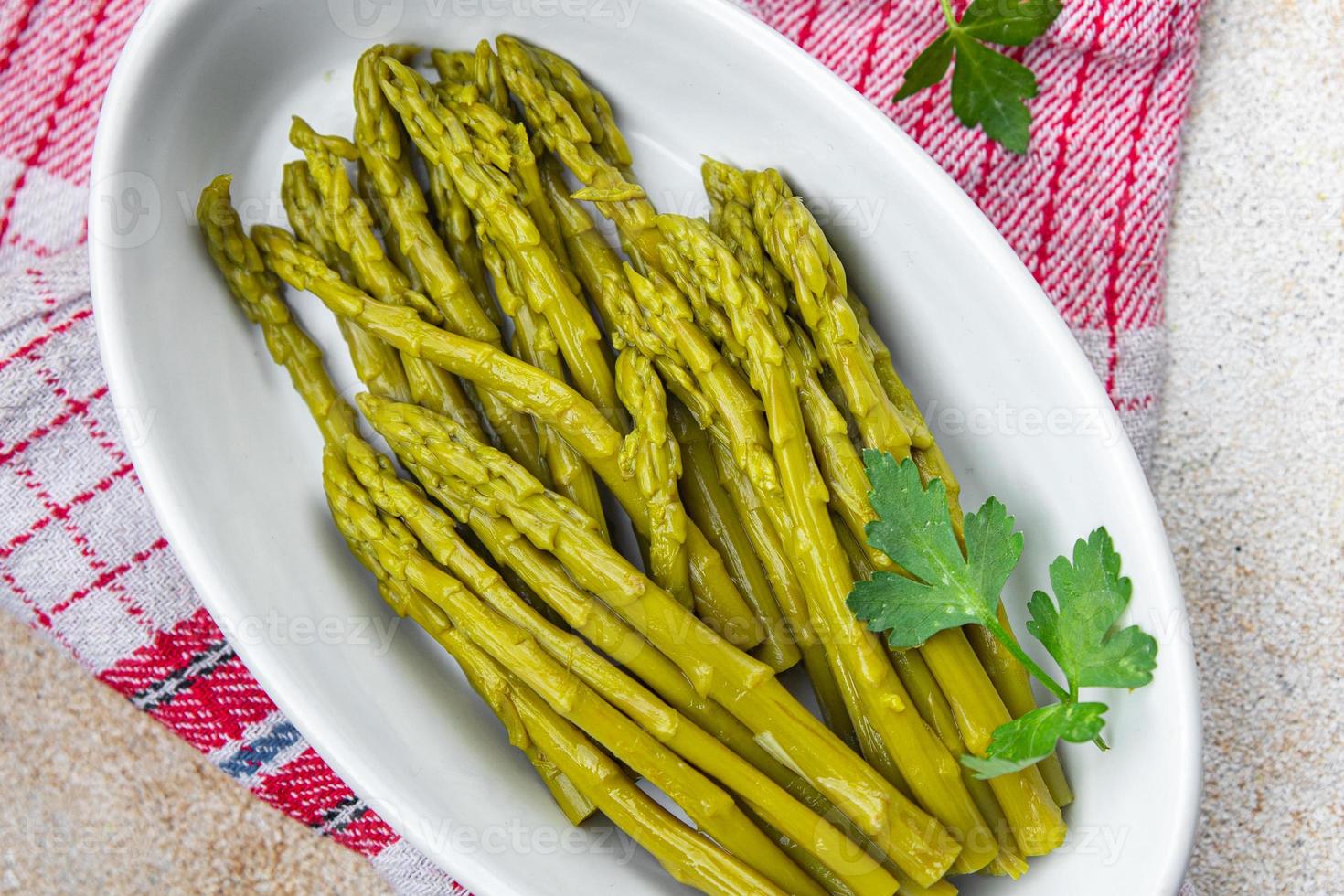 verde frijoles espárragos Listo a comer sano comida comida bocadillo en el mesa Copiar espacio comida antecedentes rústico parte superior ver ceto o paleo dieta vegetariano foto