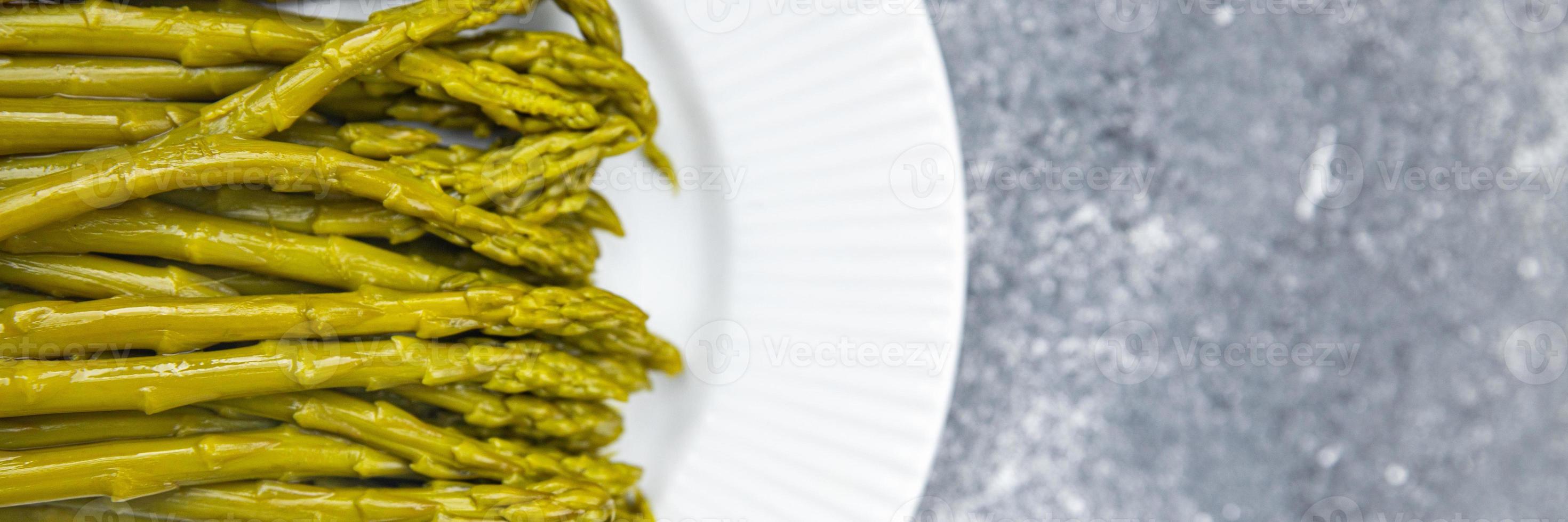 verde frijoles espárragos Listo a comer sano comida comida bocadillo en el mesa Copiar espacio comida antecedentes rústico parte superior ver ceto o paleo dieta vegetariano foto