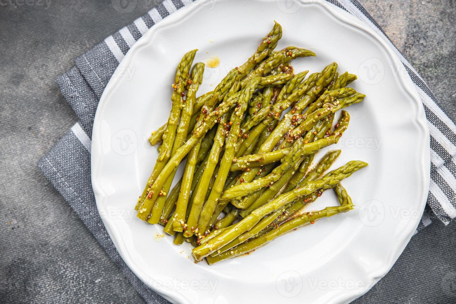 verde frijoles espárragos Listo a comer sano comida comida bocadillo en el mesa Copiar espacio comida antecedentes rústico parte superior ver ceto o paleo dieta vegetariano foto