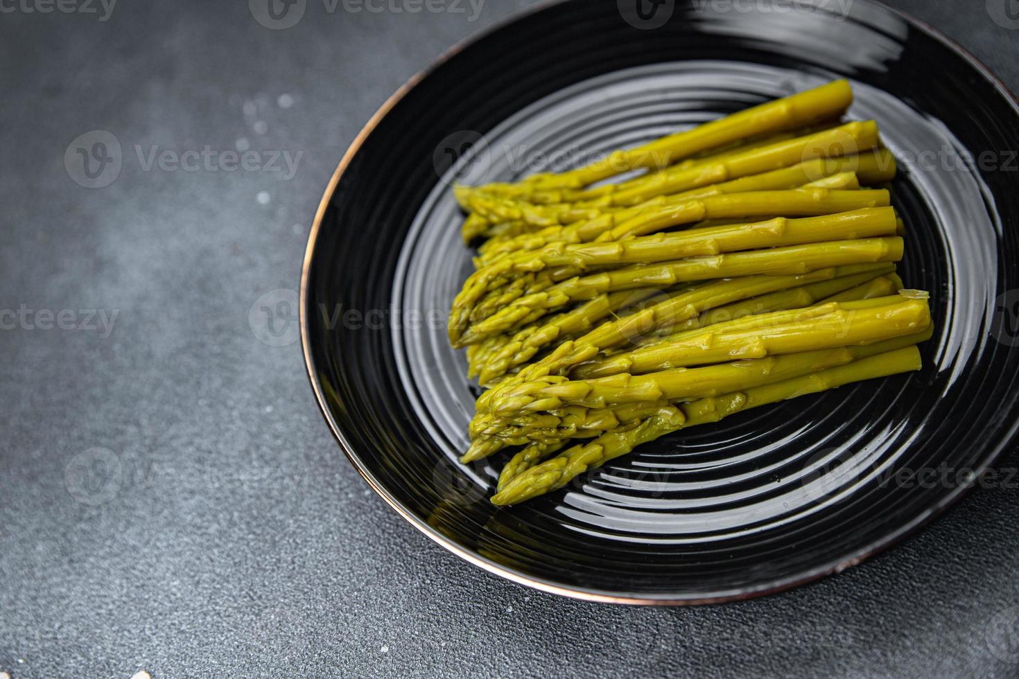 verde frijoles espárragos Listo a comer sano comida comida bocadillo en el mesa Copiar espacio comida antecedentes rústico parte superior ver ceto o paleo dieta vegetariano foto