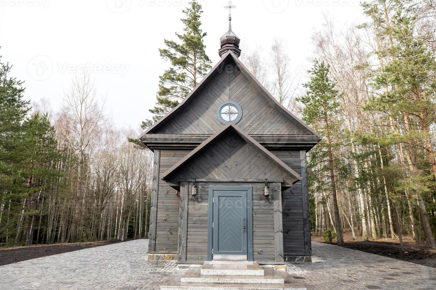 bielorrusia, minsk, marzo 2023. el monumento de el pueblo de khatyn. capilla con un campana torre foto