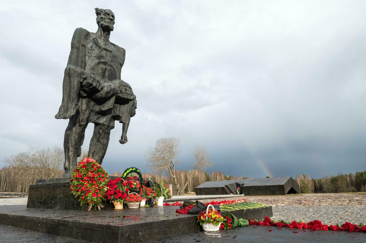 bielorrusia, minsk, marzo 2023. monumento complejo de khatyn aldea. Monumento a el erguido hombre foto