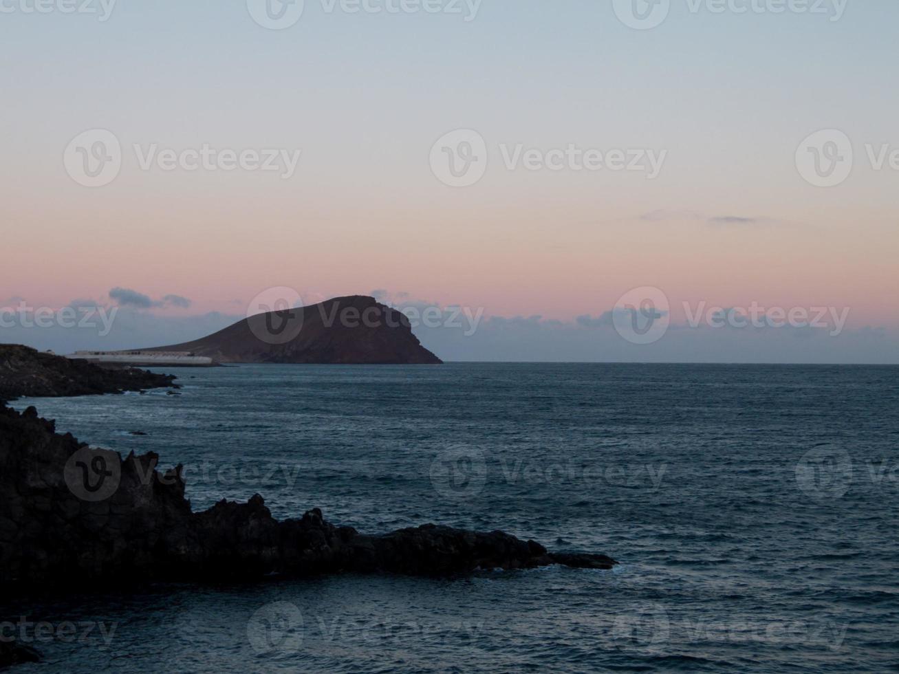 puesta de sol sobre el mar foto