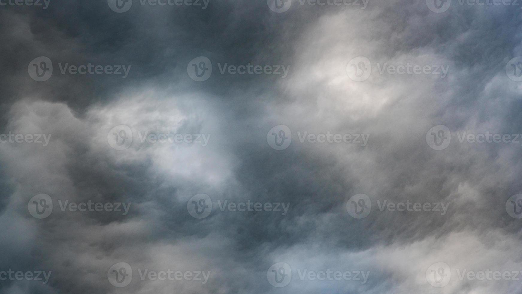 textura de brillante azul dramático nublado cielo. foto