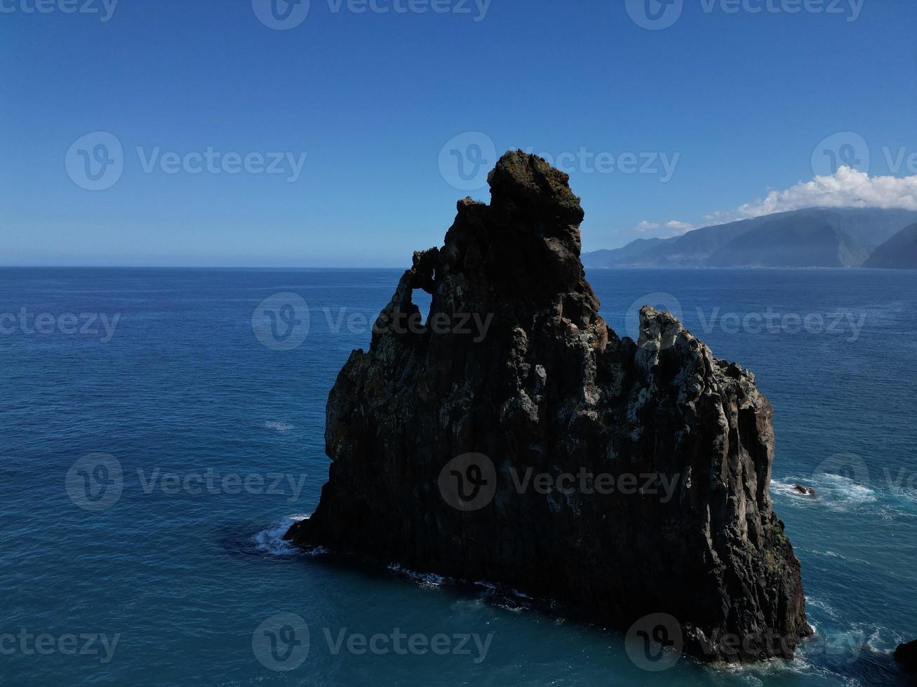 aéreo ver a el ilheus da ribeira da janela, rocas en Oceano en madeira isla, Portugal foto