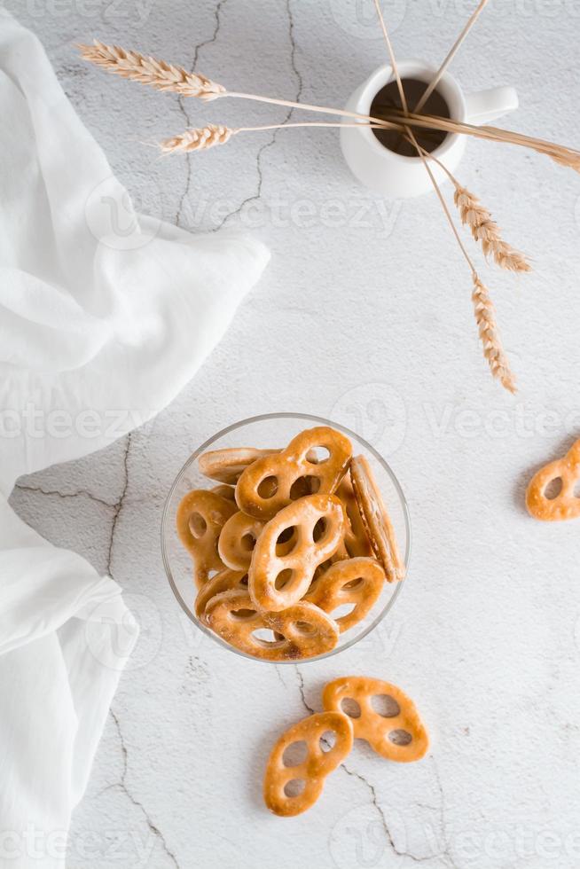 bávaro pretzels en un vaso cuenco en el mesa. bocadillo para rápido alimento. vertical y parte superior vista. foto
