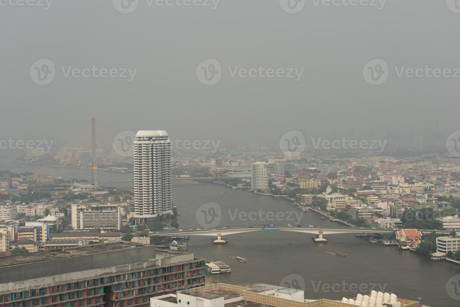 paisaje urbano y horizonte de Bangkok y chao phraya río en el día con contaminación de pm2.5 encima peligroso nivel. foto
