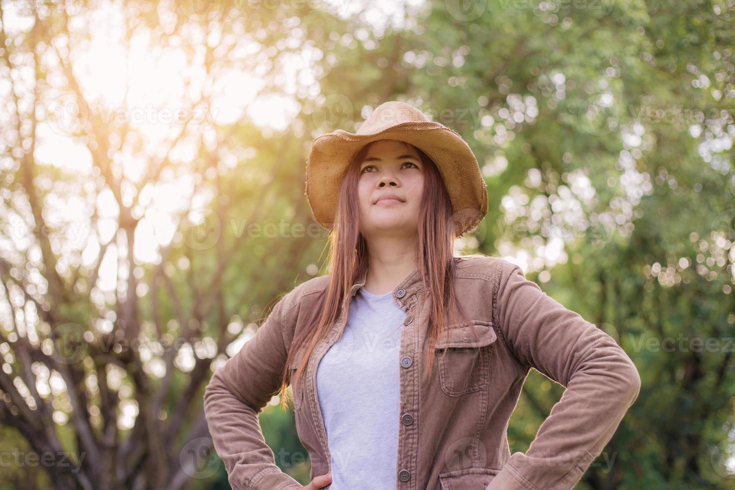 mujer asiático de de viaje con luz de sol. foto