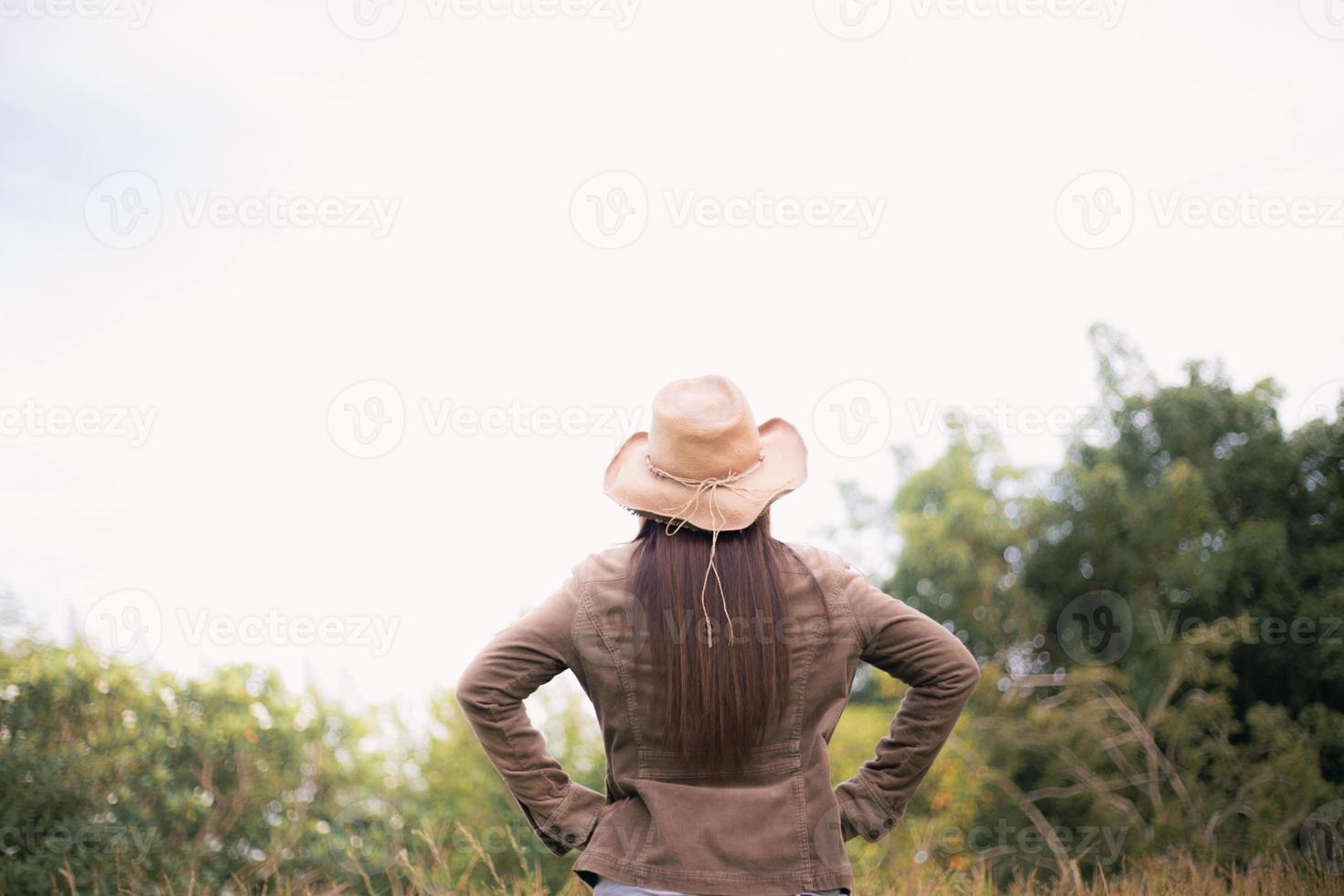 mujer de de viaje en bosque. foto