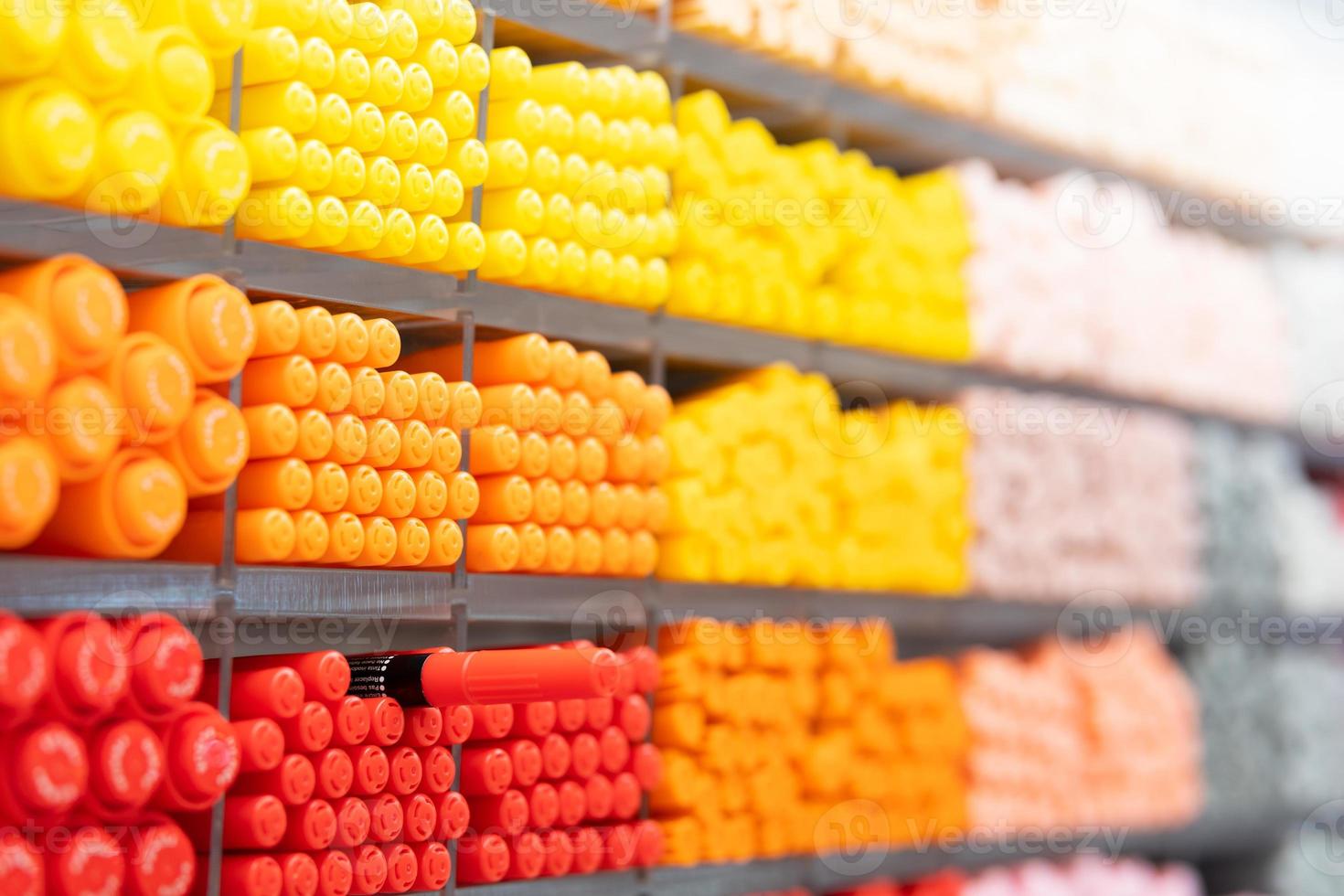 antecedentes de un montón clasificado vistoso bolígrafo colocar. de colores plumas en estantería en el tienda, oficina suministros y papelería. vistoso plumas arreglado en estantería de venta papelería. foto