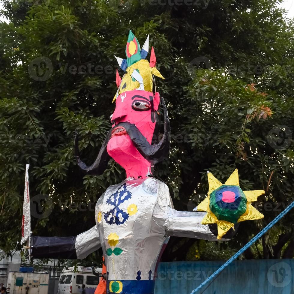 ravnans siendo encendido durante Dussera festival a ramleela suelo en Delhi, India, grande estatua de ravana a obtener fuego durante el justa de Dussera a celebrar el victoria de verdad por señor rama foto