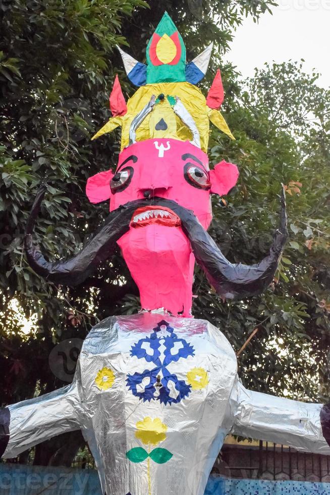 ravnans siendo encendido durante Dussera festival a ramleela suelo en Delhi, India, grande estatua de ravana a obtener fuego durante el justa de Dussera a celebrar el victoria de verdad por señor rama foto