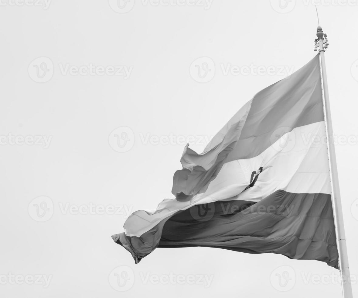 bandera india ondeando alto en connaught place con orgullo en el cielo azul, bandera india ondeando, bandera india el día de la independencia y el día de la república de la india, tiro inclinado, ondeando la bandera india, har ghar tiranga foto