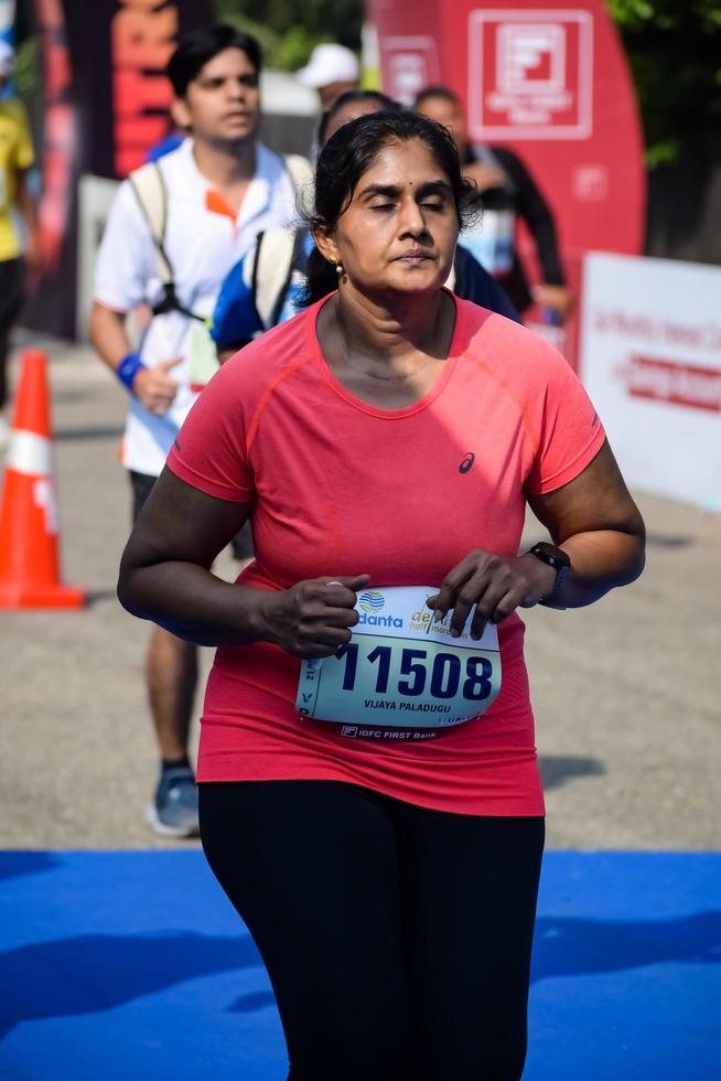 nueva delhi, india - 16 de octubre de 2022 - carrera de media maratón de vedanta delhi después de covid en la que los participantes del maratón están a punto de cruzar la línea de meta, media maratón de delhi 2022 foto