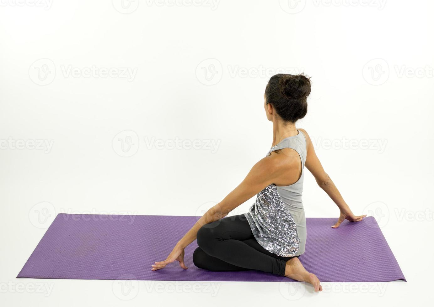 hermosa yoga mujer en contra blanco foto