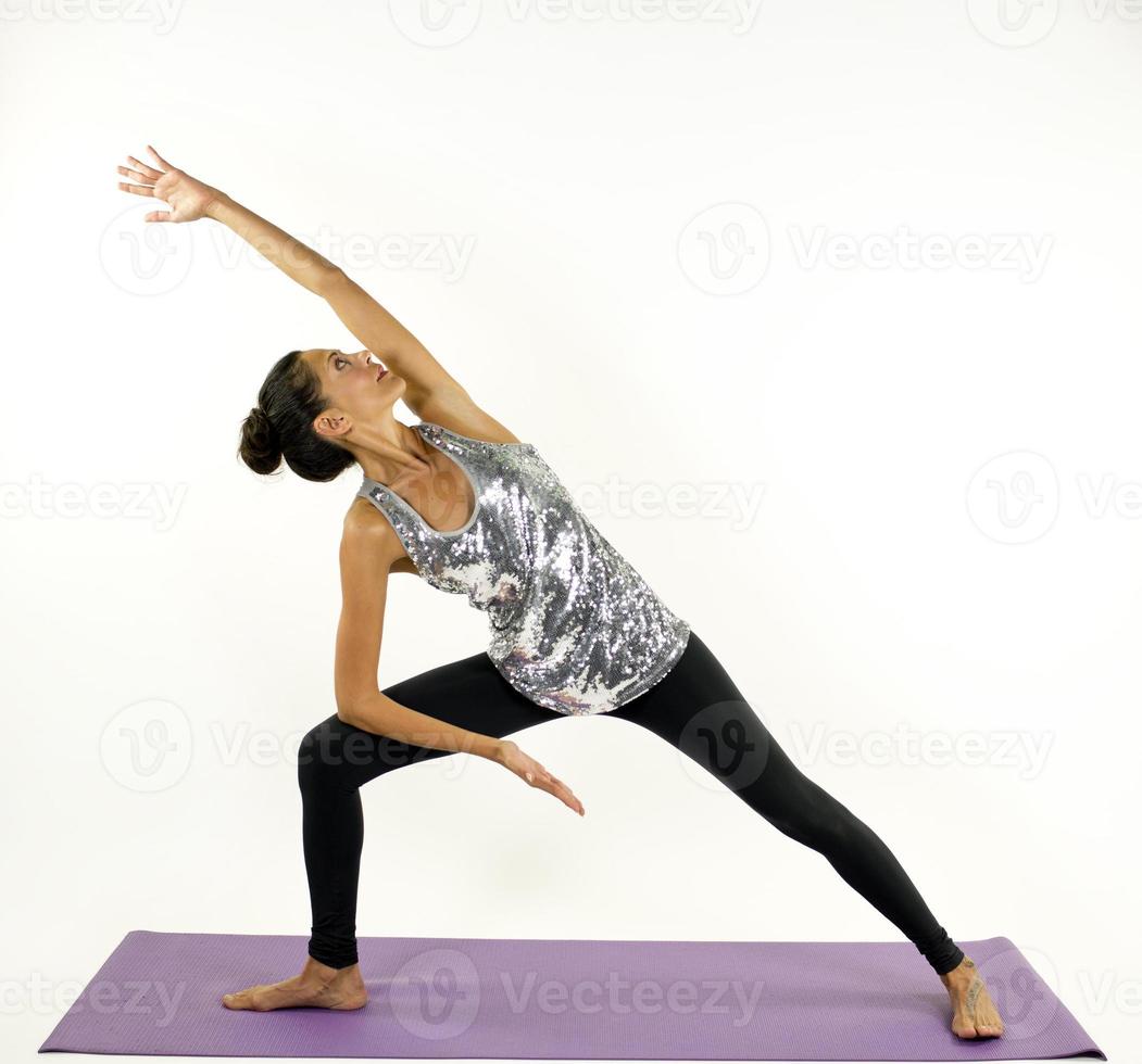 hermosa yoga mujer en contra blanco foto