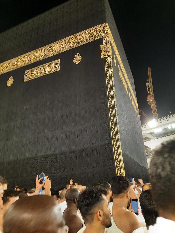 la meca, saudi arabia, marzo 2023 - durante el mes de ramadán, peregrinos desde todas terminado el mundo realizar tawaf alrededor el kabah a el masjid al haram en la meca.. foto