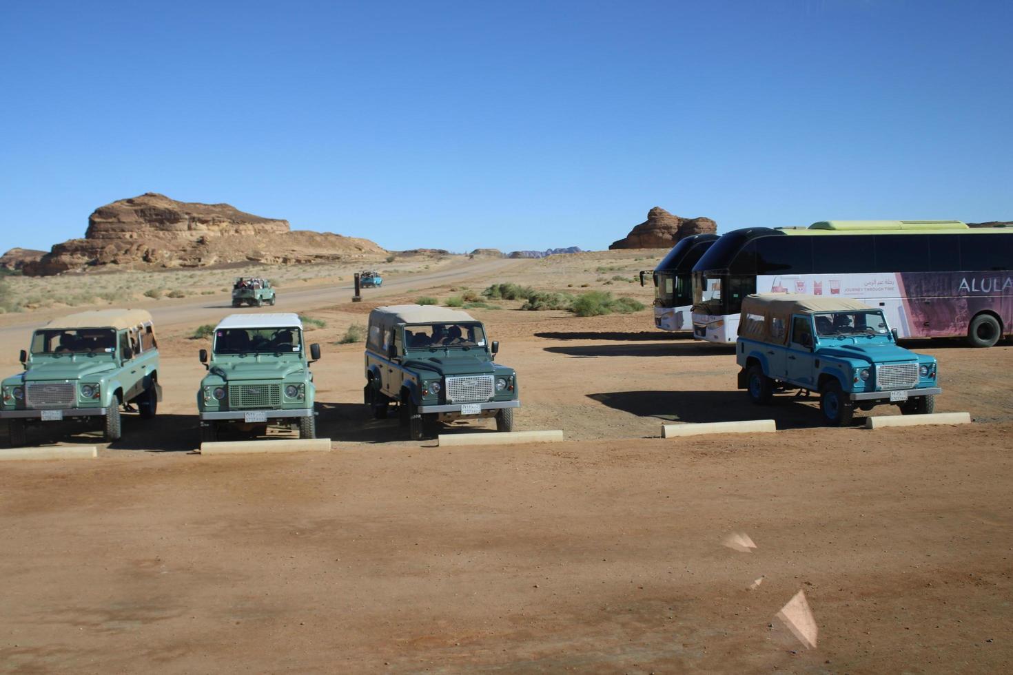 Alabama ula, saudi arabia, marzo 2023 - jeeps son estacionado a diferente lugares en el Desierto a tomar turistas a diferente lugares durante el día en Alabama ula, saudi arabia foto