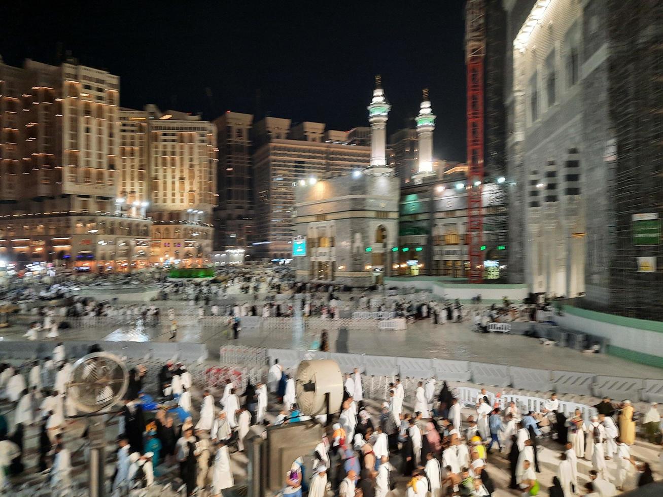 la meca, saudi arabia, marzo 2023 - un grande número de Umrah peregrinos en frente de el reloj torre en masjid Alabama haram. foto