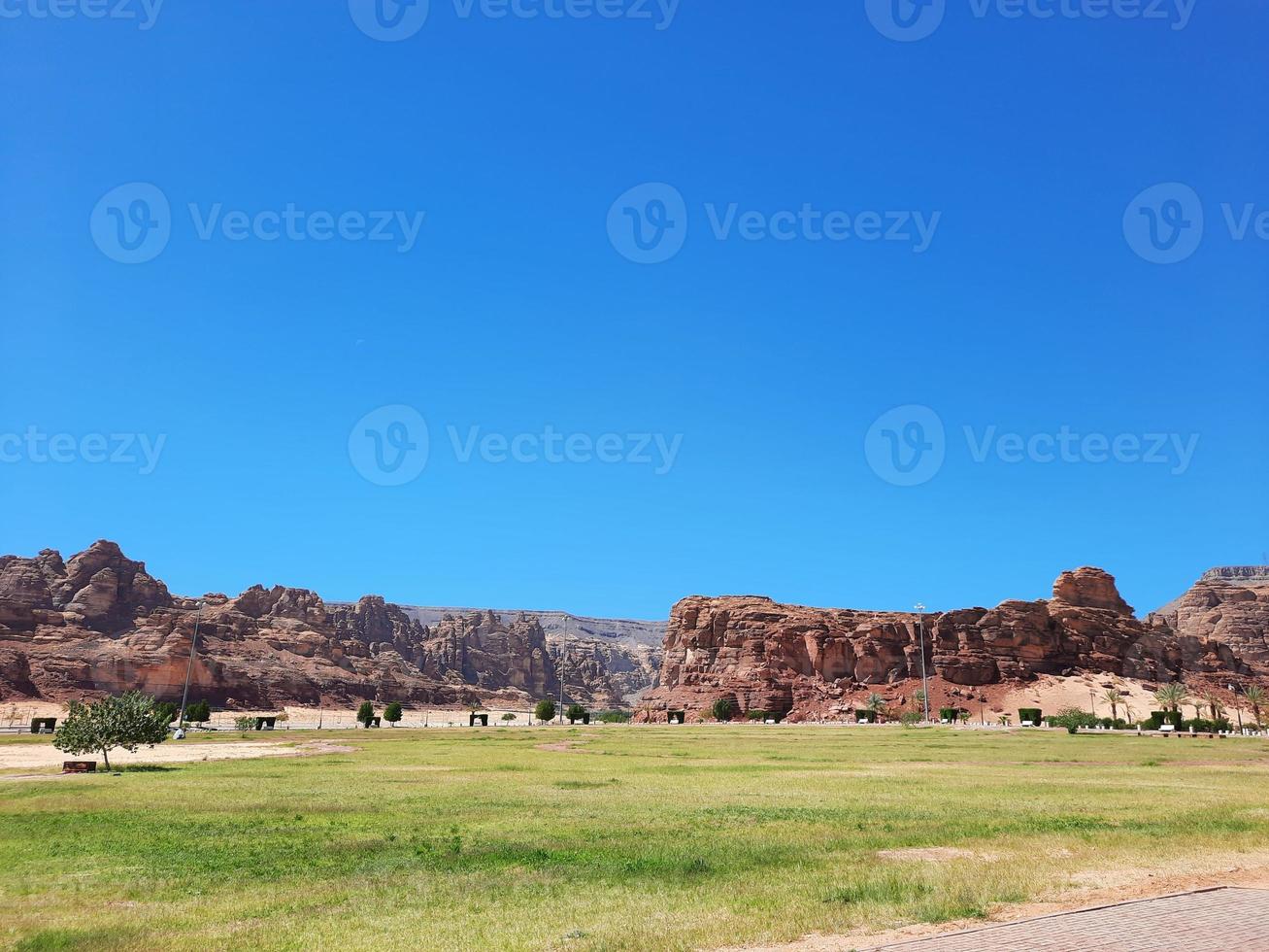 un hermosa tiempo de día ver de un invierno parque en Alabama ula, saudi arabia el parque es rodeado por antiguo sierras. foto