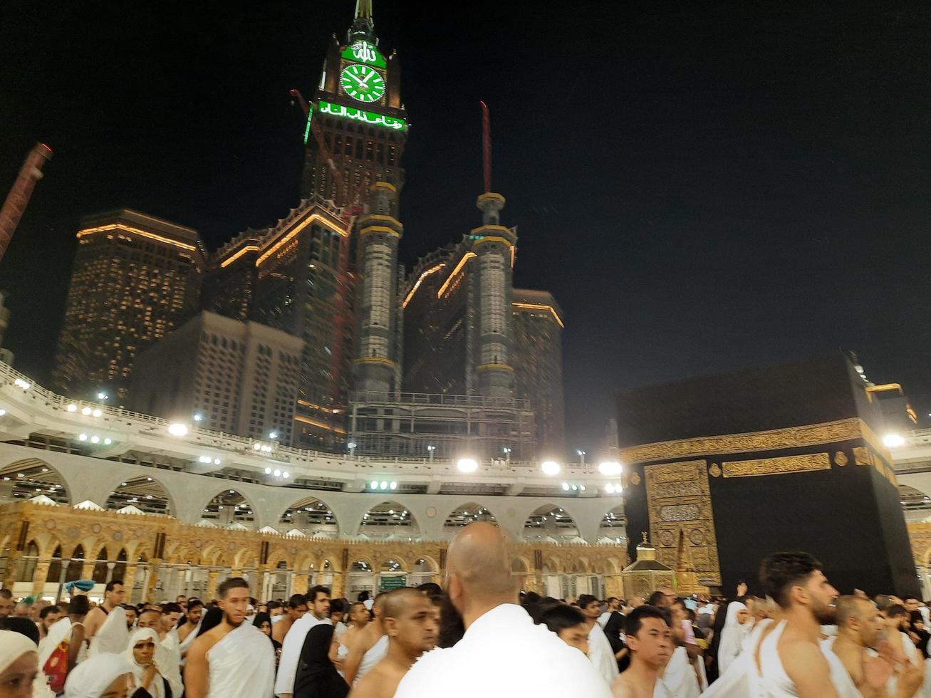 la meca, saudi arabia, marzo 2023 - durante el mes de ramadán, peregrinos desde todas terminado el mundo realizar tawaf alrededor el kabah a el masjid al haram en la meca.. foto