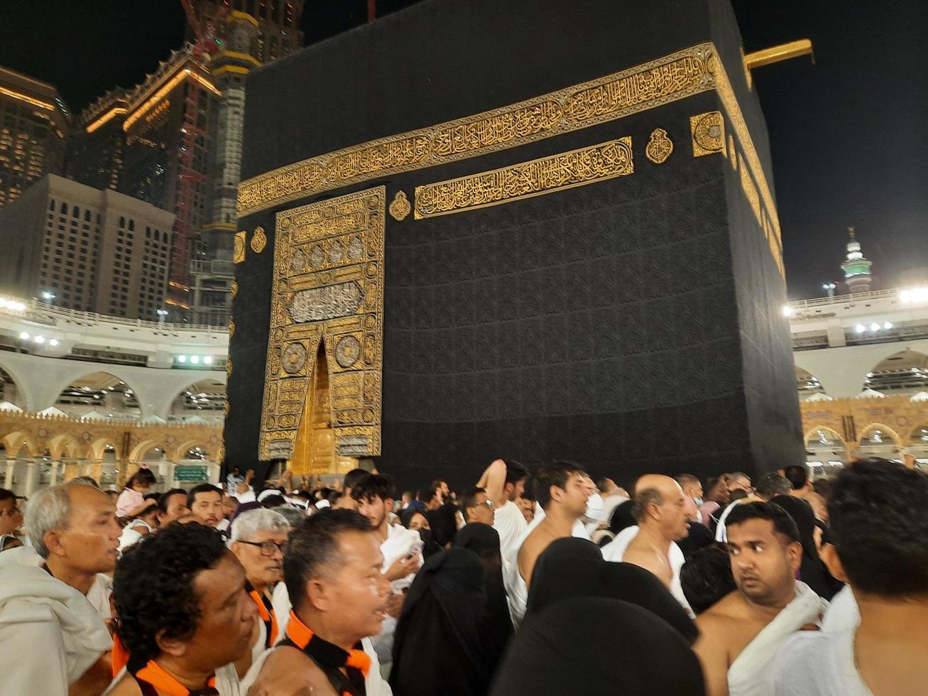 la meca, saudi arabia, marzo 2023 - durante el mes de ramadán, peregrinos desde todas terminado el mundo realizar tawaf alrededor el kabah a el masjid al haram en la meca.. foto