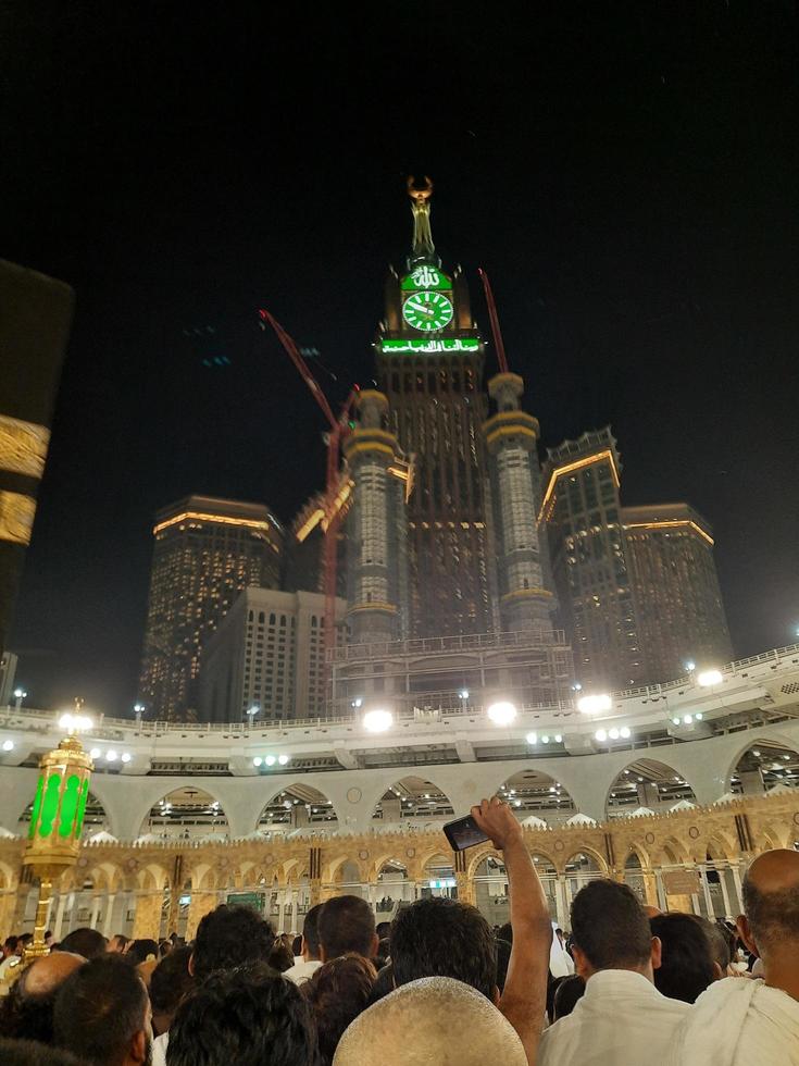 la meca, saudi arabia, marzo 2023 - durante el mes de ramadán, peregrinos desde todas terminado el mundo realizar tawaf alrededor el kabah a el masjid al haram en la meca.. foto