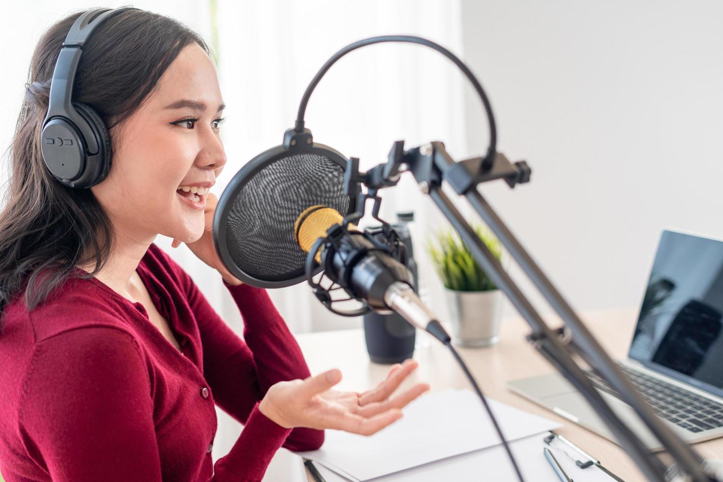 asiático mujer es Hablando a animar en un radio radiodifusión estación. hermosa hembra organizado el radio programa. radio, podcast, En Vivo humeante, entretenimiento, escuchar, tecnología, música, altavoz foto