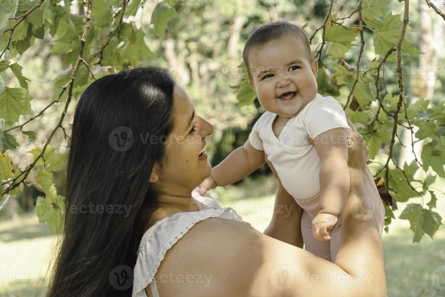 hermosa madre obras de teatro con su niño exterior. foto