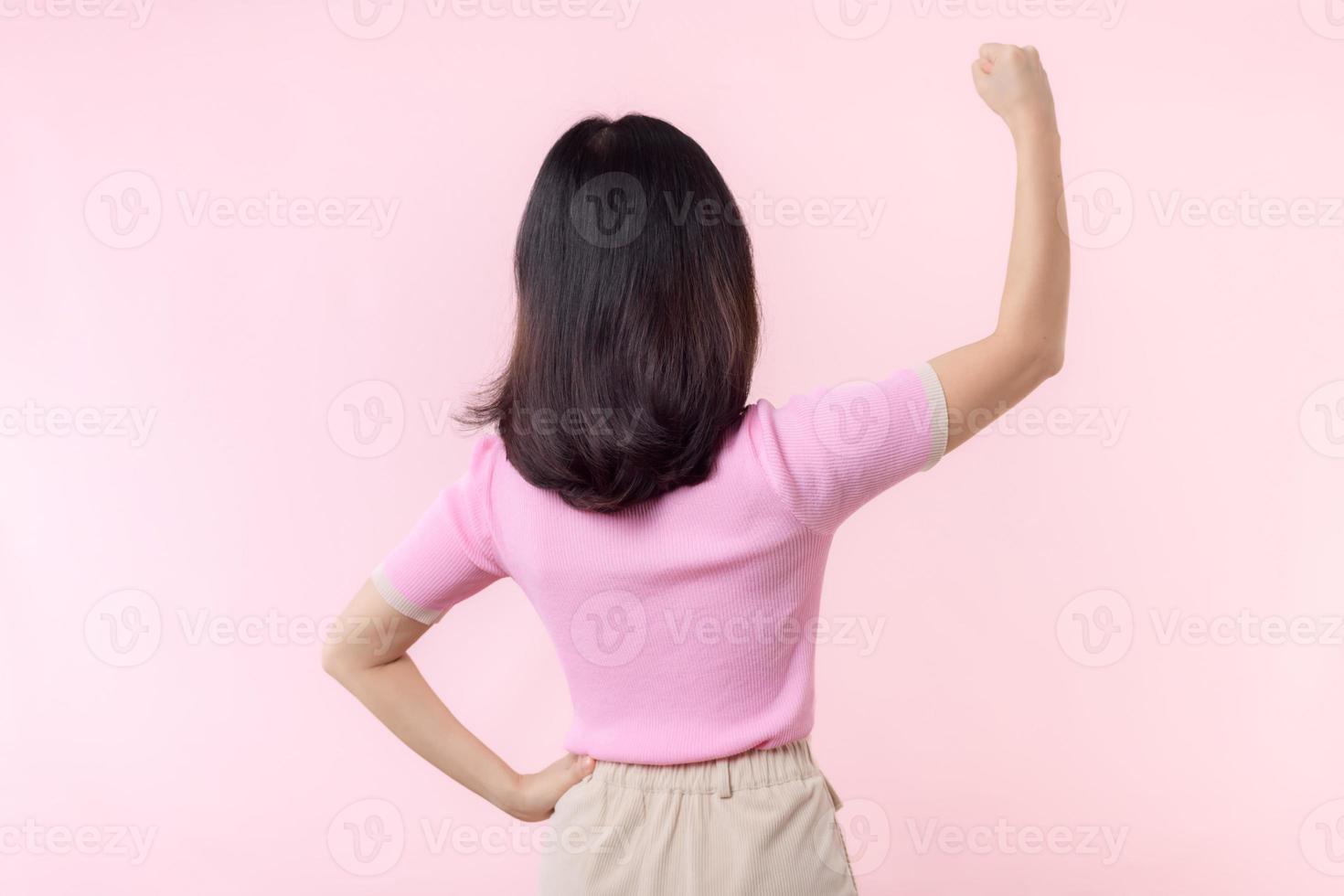 retrato espalda de mujer orgulloso y confidente demostración fuerte músculo fuerza brazos flexionado posando, siente acerca de su éxito logro. mujer empoderamiento, igualdad, sano fuerza y valor concepto foto