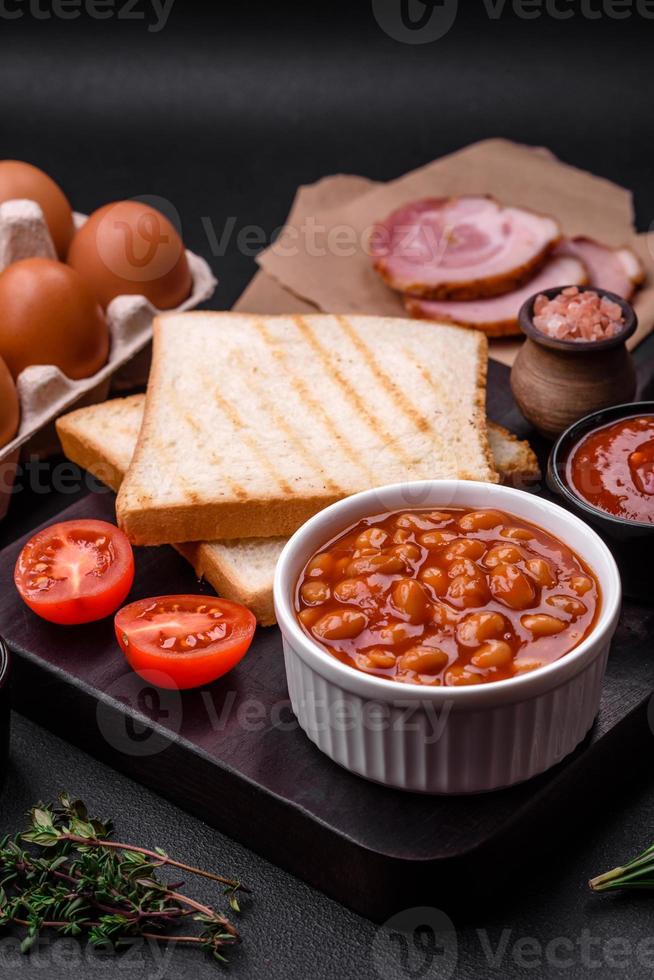 delicioso Enlatado frijoles en un tomate en un blanco cerámico cuenco foto