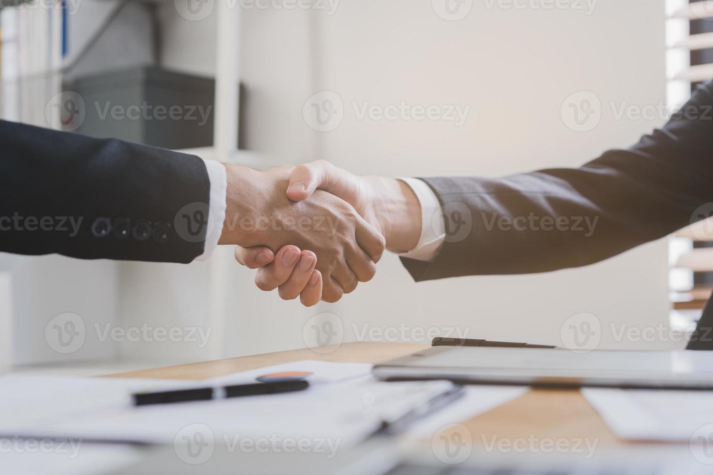 apoyo, negocio gente, contento asiático joven hombre en traje, haciendo apretón de manos, sacudir mano juntos con camaradería, cliente o colega después es hecho, exitoso. trabajador reunión, felicidades fusión. foto