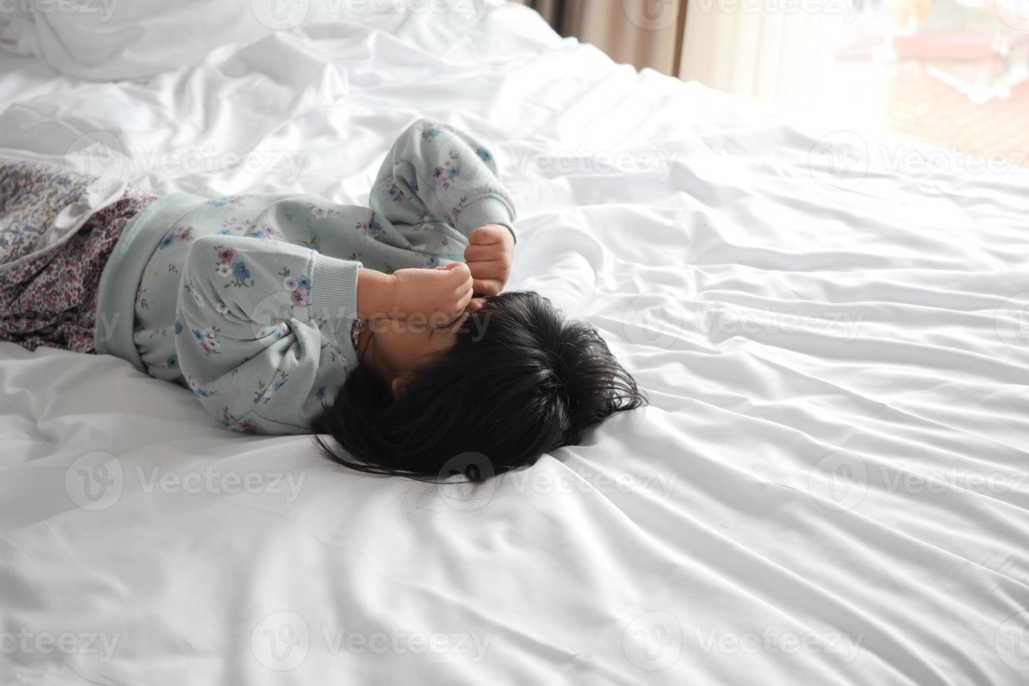 un trastornado niño niña cubrir su cara con mano foto