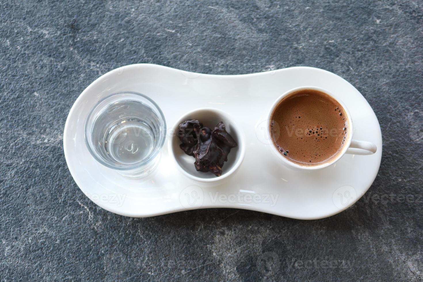 una taza de café turco en la mesa al aire libre foto