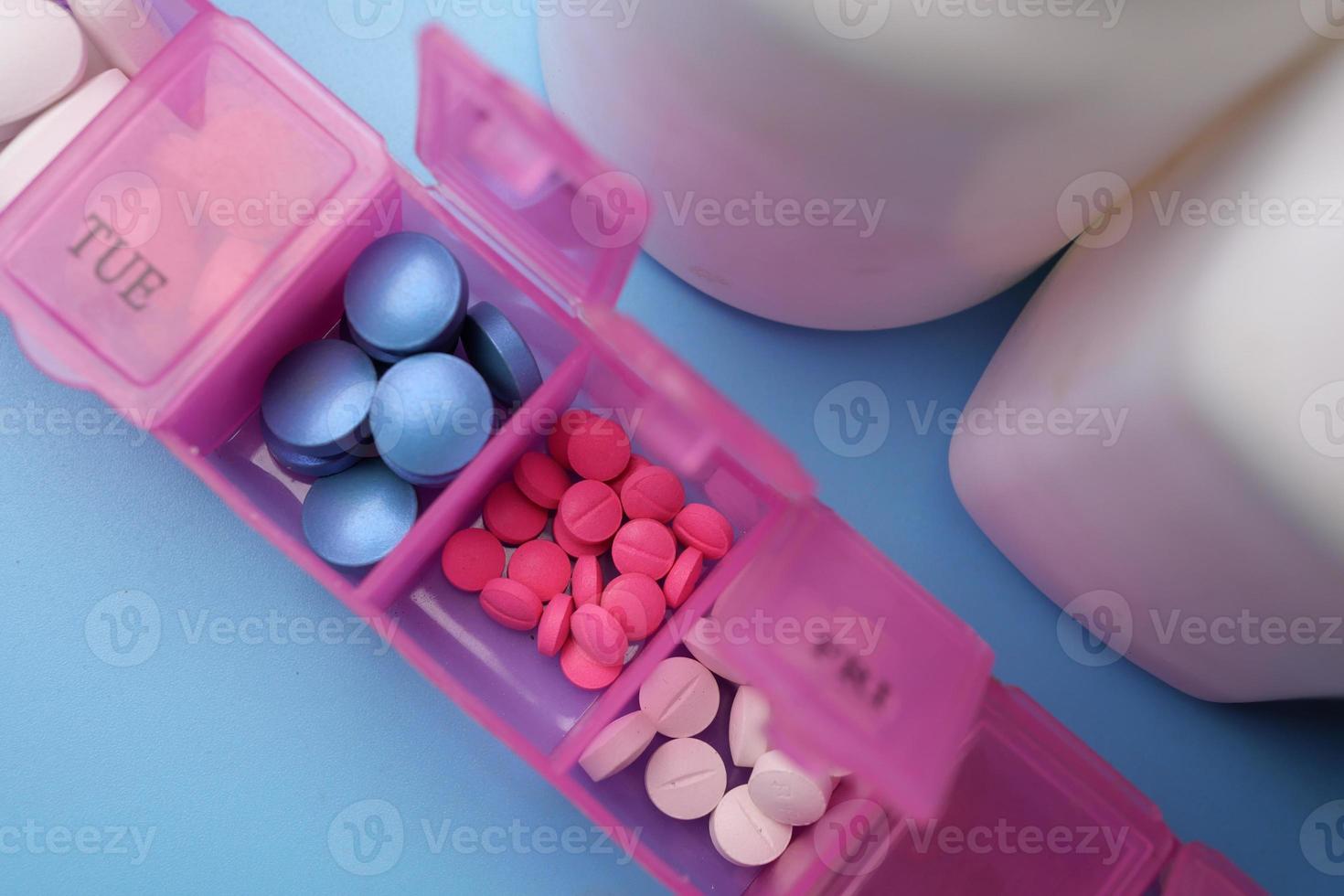 primer plano de pastillas médicas en una caja de pastillas en la mesa foto