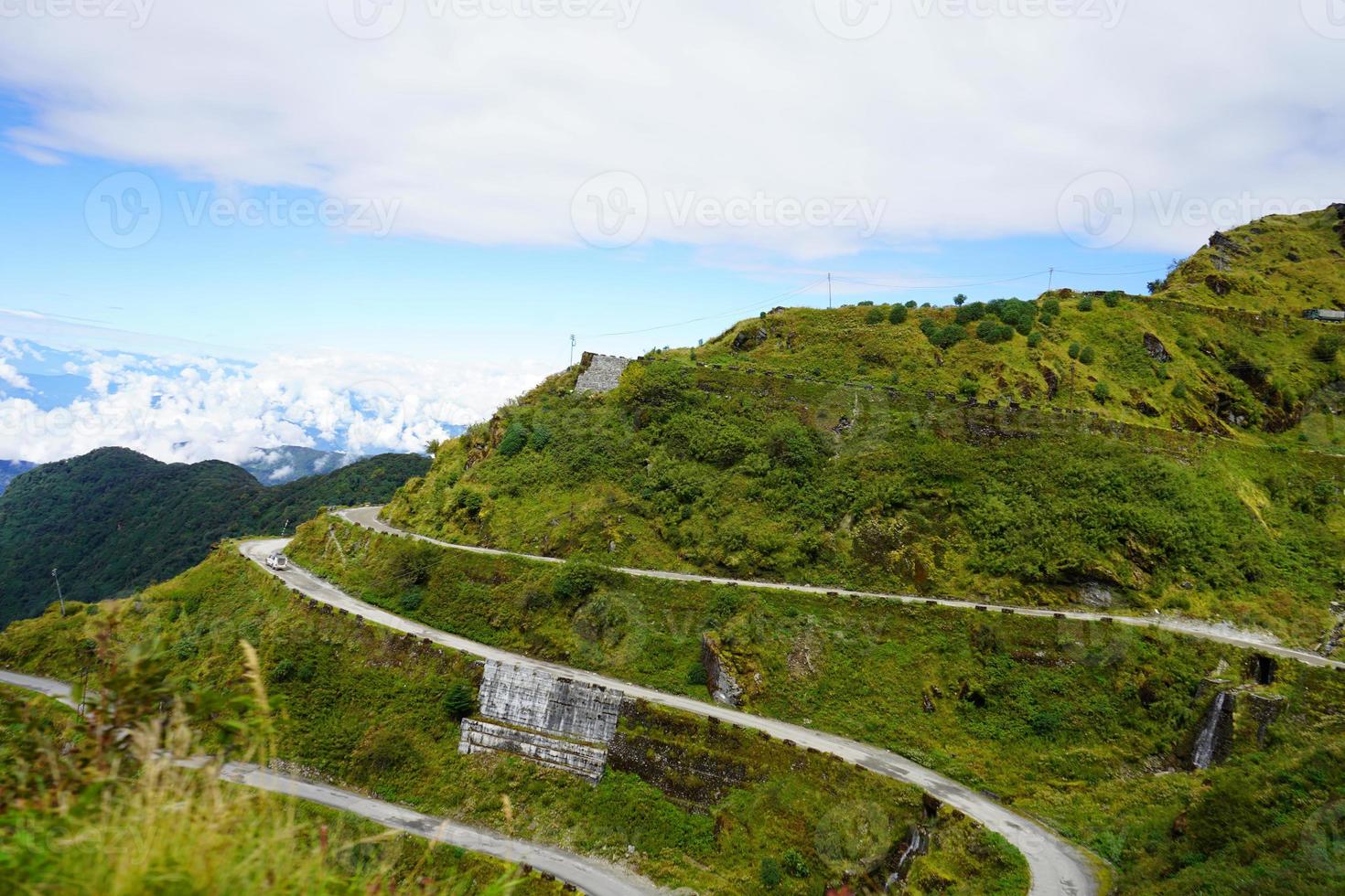 soleado clima en seda ruta durante vacaciones en sikkim foto