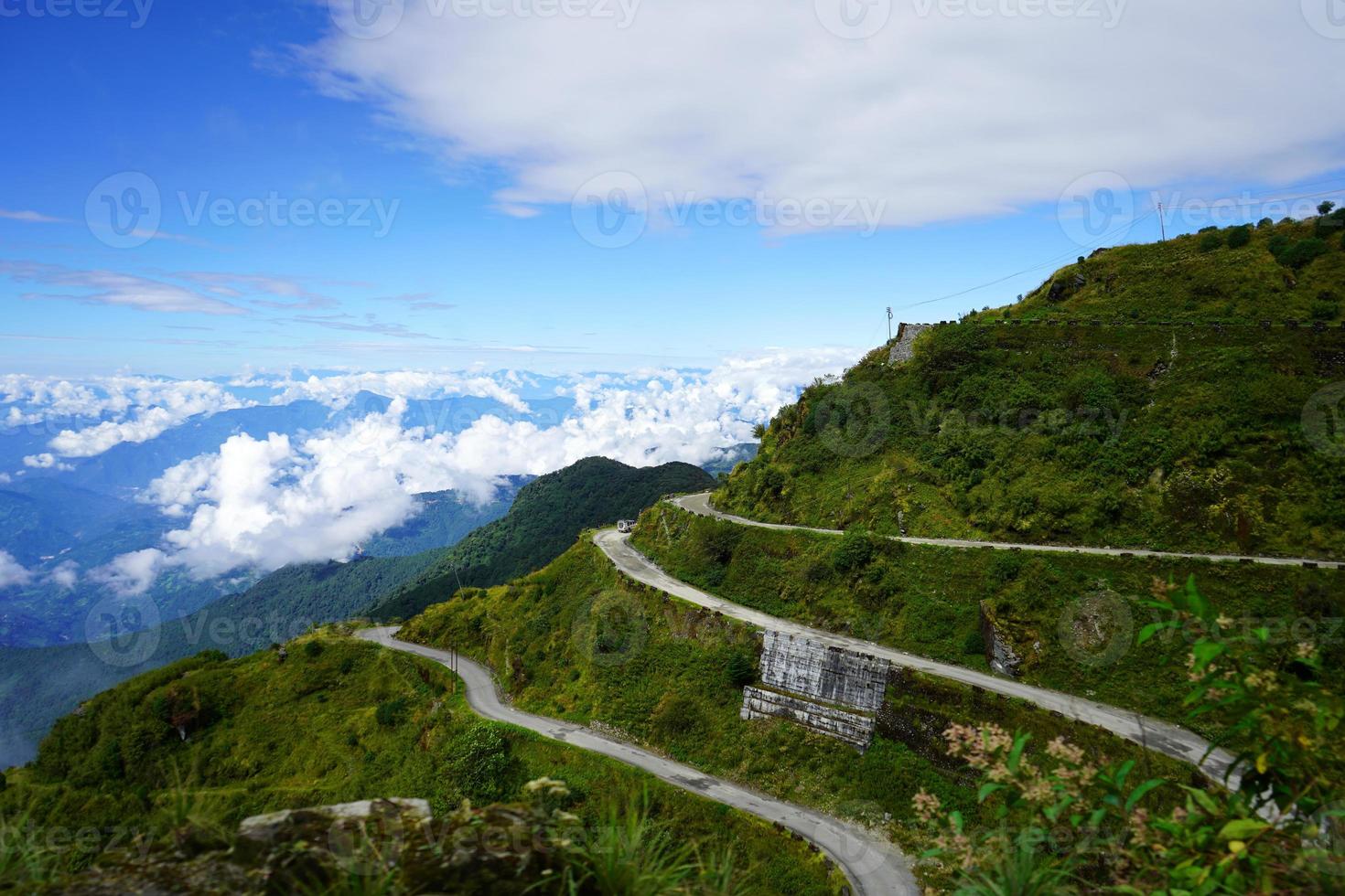 lado ver de zig zag la carretera de antiguo seda ruta sikkim foto