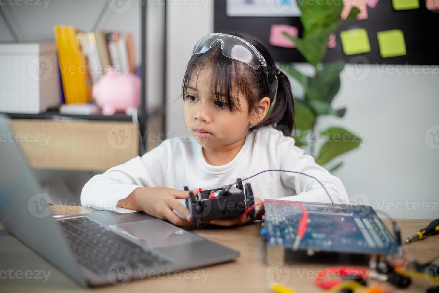 Asia estudiantes aprender a hogar en codificación robot carros y electrónico tablero cables en provenir, vapor, foto