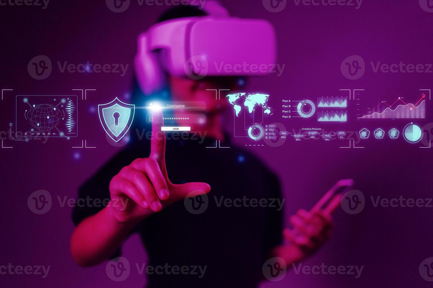 mujer vistiendo vr gafas de protección. metaverso tecnología virtual realidad concepto. virtual realidad dispositivos, simulación, innovación y tecnología de el futuro. foto