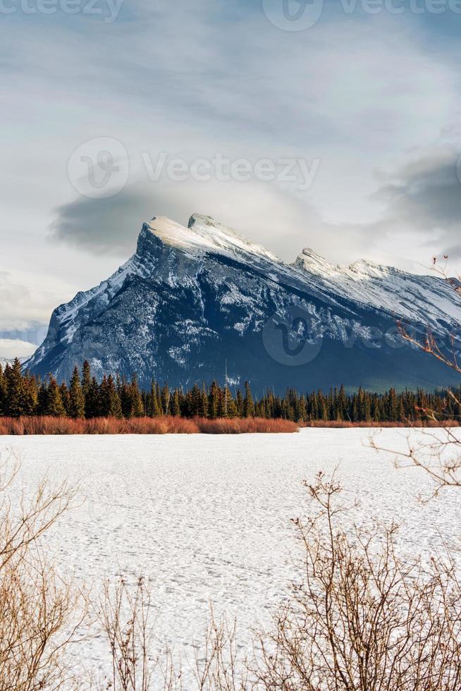 congelado bermellón lago con montar rundle y nieve cubierto en invierno en soleado día a banff nacional parque foto